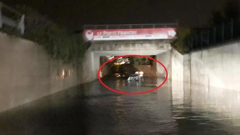 Sott’acqua. Il sottopasso di Coccaglio invaso dall’acqua con le auto bloccate - © www.giornaledibrescia.it