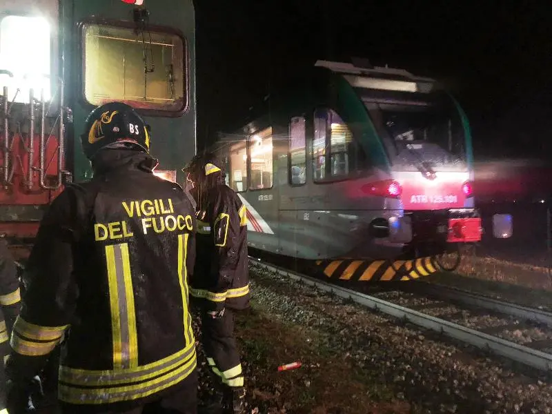 Treno travolge auto sui binari, paura a Corte Franca