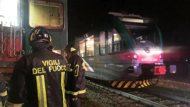 Treno travolge auto sui binari, paura a Corte Franca
