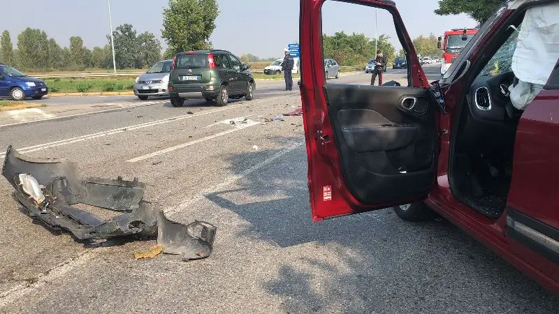 Schianto a Mairano: due feriti e traffico in tilt