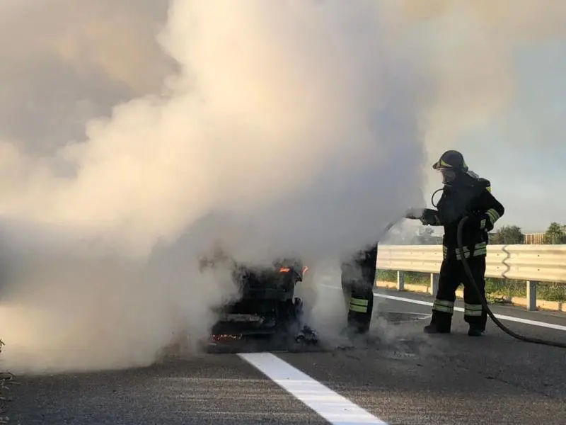 Auto in fiamme alla Fascia d'Oro, paura e lunghe code - © www.giornaledibrescia.it
