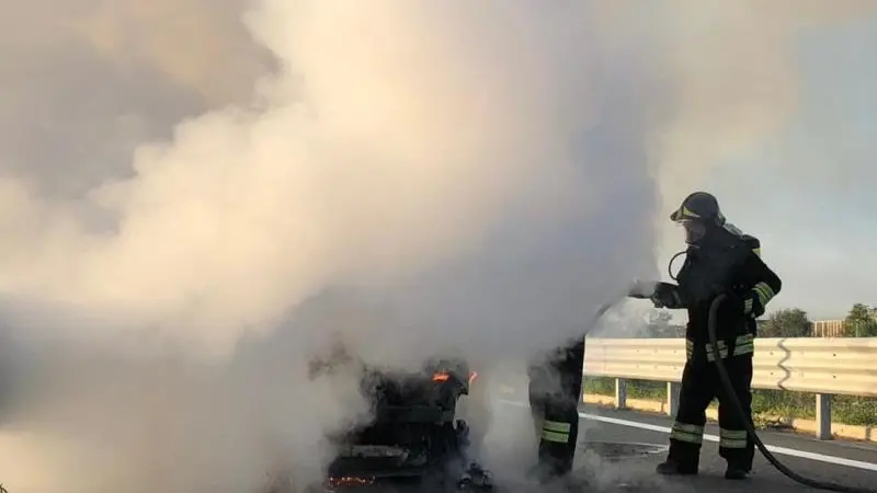 Auto in fiamme alla Fascia d'Oro, paura e lunghe code - © www.giornaledibrescia.it