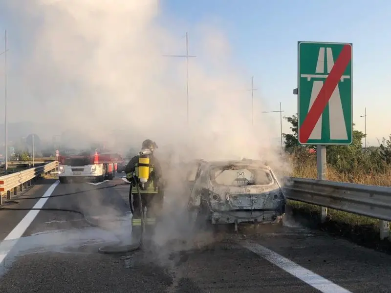 Auto in fiamme alla Fascia d'Oro, paura e lunghe code - © www.giornaledibrescia.it