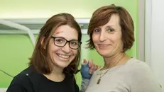 Elena ieri in clinica insieme a mamma Giusy © www.giornaledibrescia.it