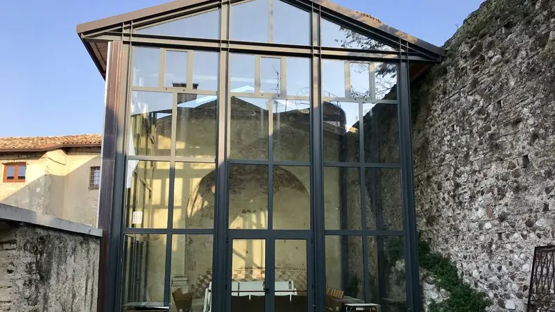 La chiesa di San Lorenzo al Castello con la sua protezione in vetro © www.giornaledibrescia.it