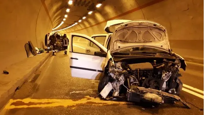 Una delle auto dopo lo schianto in galleria - Foto © www.giornaledibrescia.it