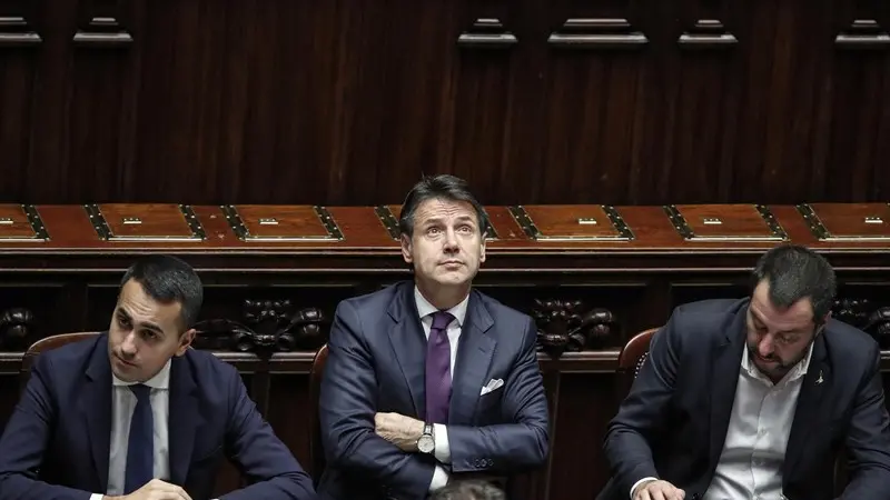 Il premier Giuseppe Conte con Luigi Di Maio e Matteo Salvini - Foto Ansa/Giuseppe Lami