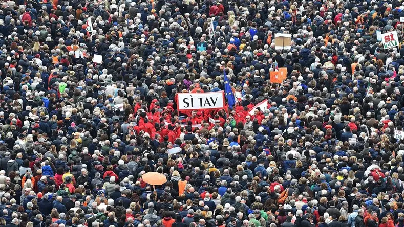 I partecipanti alla manifestazione di Torino - Foto Ansa/Alessandro Di Marco