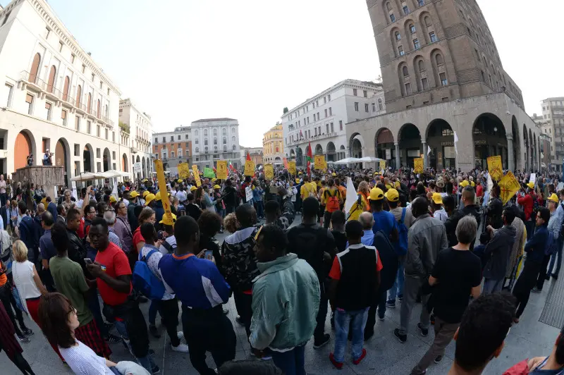Restiamo Umani, 1.500 persone alla marcia