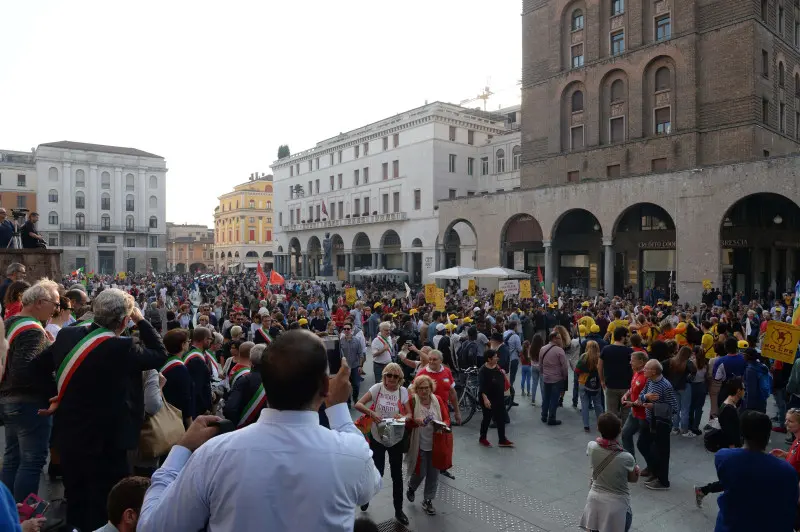 Restiamo Umani, 1.500 persone alla marcia