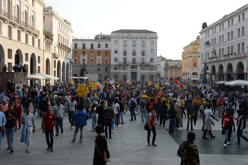 Restiamo Umani, 1.500 persone alla marcia