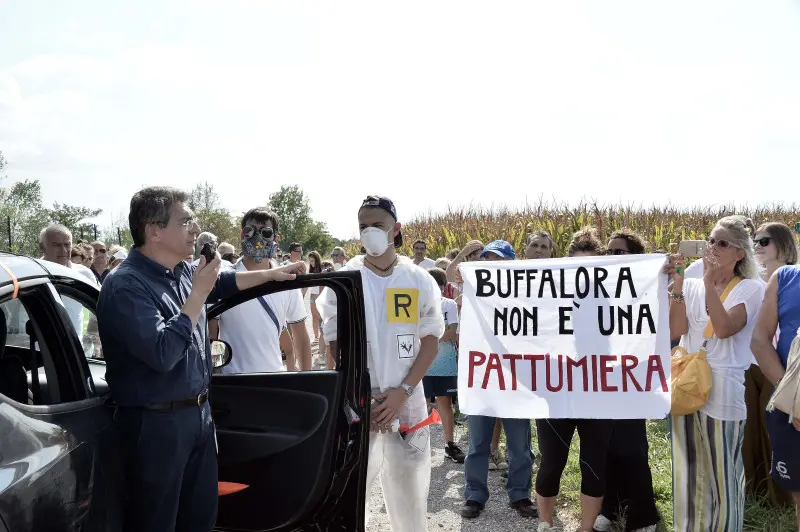 La protesta contro la discarica