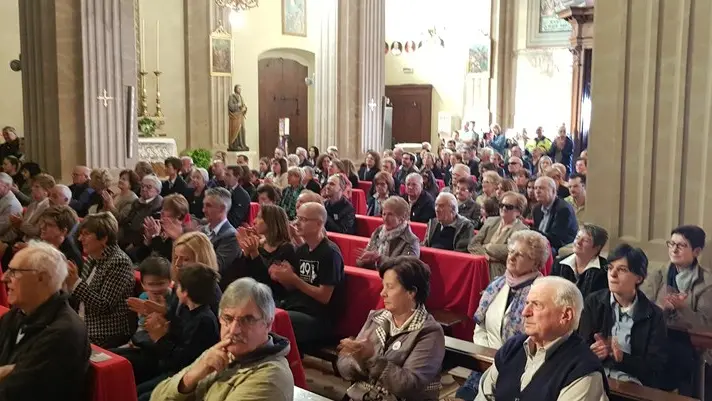 Fedeli nella Basilica Romana Minore di Concesio