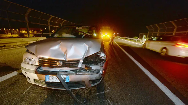 Schianto sul viadotto, traffico in tilt per ore