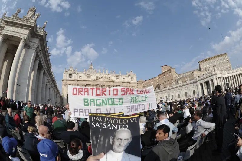 Paolo VI Santo, piazza San Pietro gremita di fedeli bresciani