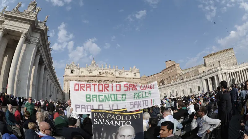Paolo VI Santo, piazza San Pietro gremita di fedeli bresciani