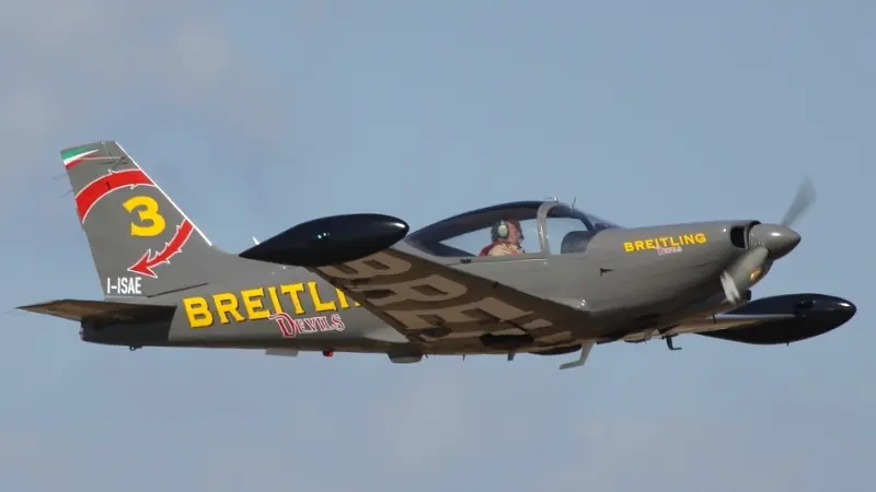 Il Siai Marchetti SF 260 D con la livrea dei Breitling Devils immortalato nel cielo di Montichiari (2009) - Foto di Daol / Plane Mad
