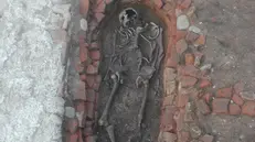 Dal passato. Una delle tombe scoperte durante gli scavi