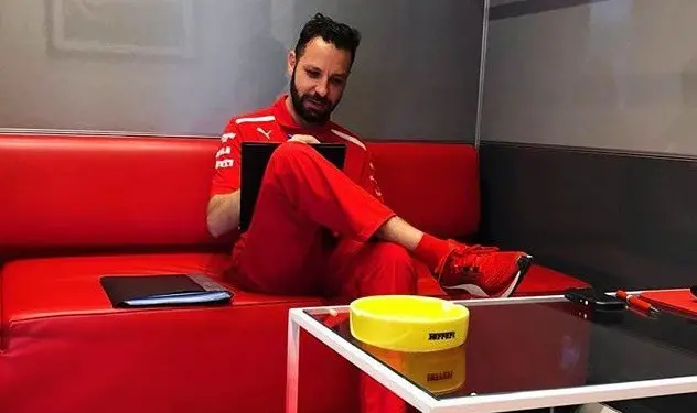 Al lavoro. Erik Immordino mentre prepara il menù al circuito di Hockenheim