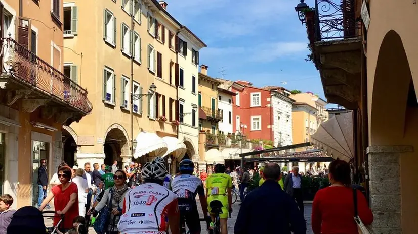 Il centro storico di Desenzano diviene off limits per le biciclette