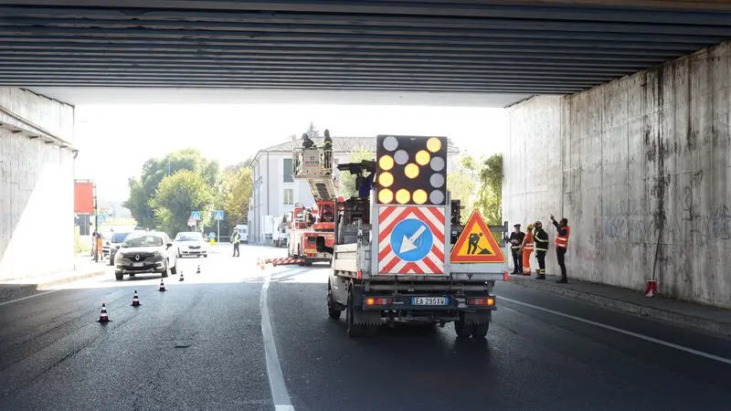 L'intervento sul cavalcavia di via della Volta