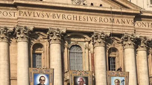 San Pietro, lo stendardo di Paolo VI tra quelli dei sette Santi di domenica
