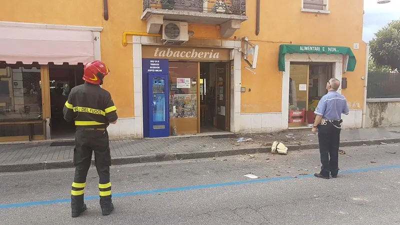 A S. Eufemia un cornicione si stacca e piomba in strada