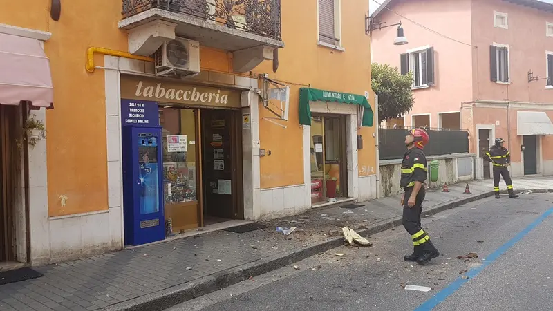 A S. Eufemia un cornicione si stacca e piomba in strada