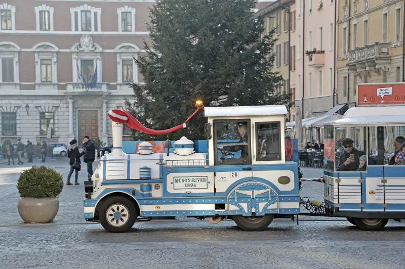 Per i bimbi il giro in città è sul trenino