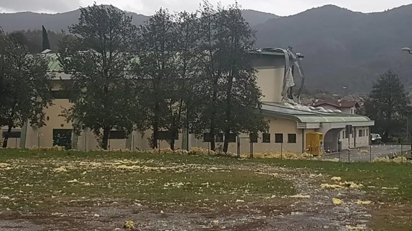Monticelli Brusati,il vento scoperchia la palestra