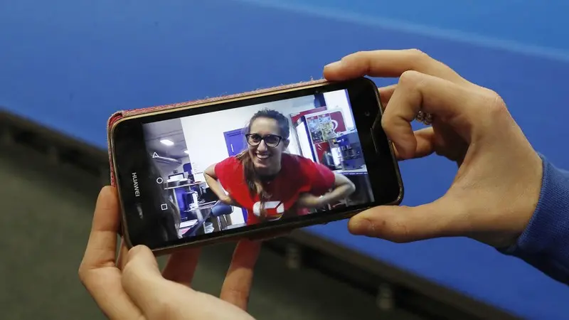 La foto di Silvia Romano mostrata su un telefonino - Foto Ansa/Ap Antonio Calanni