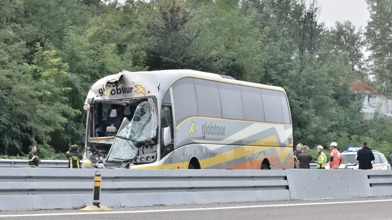 Bus tampona camion: un morto e 12 feriti in A21