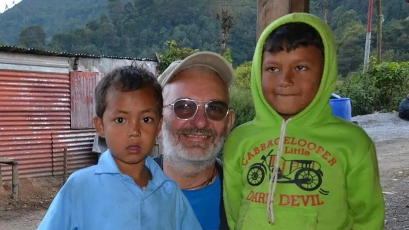 In Nepal. Il clarense Giuseppe Begni con due piccoli alunni