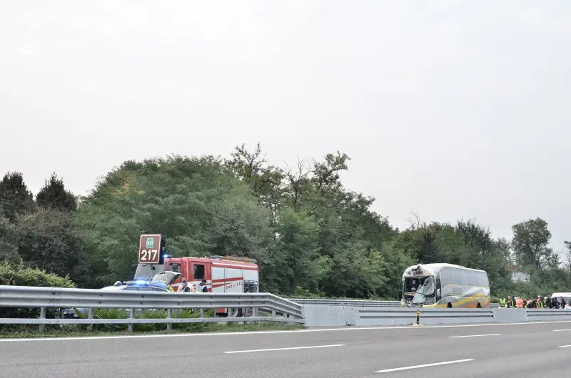 Bus tampona camion: un morto e 12 feriti in A21
