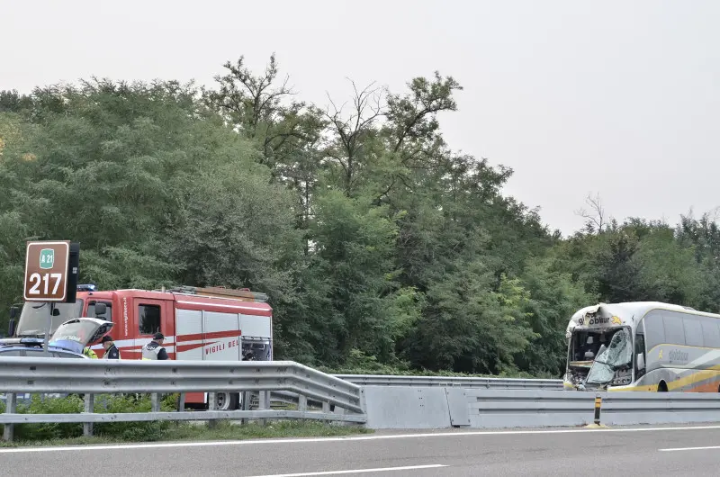 Bus tampona camion: un morto e 12 feriti in A21