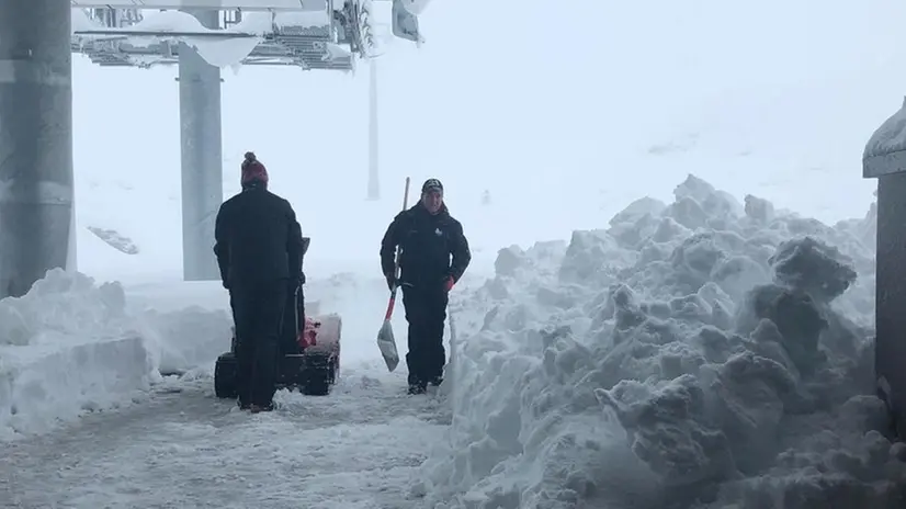 Preparativi. Gli addetti sono al lavoro per l’apertura delle piste