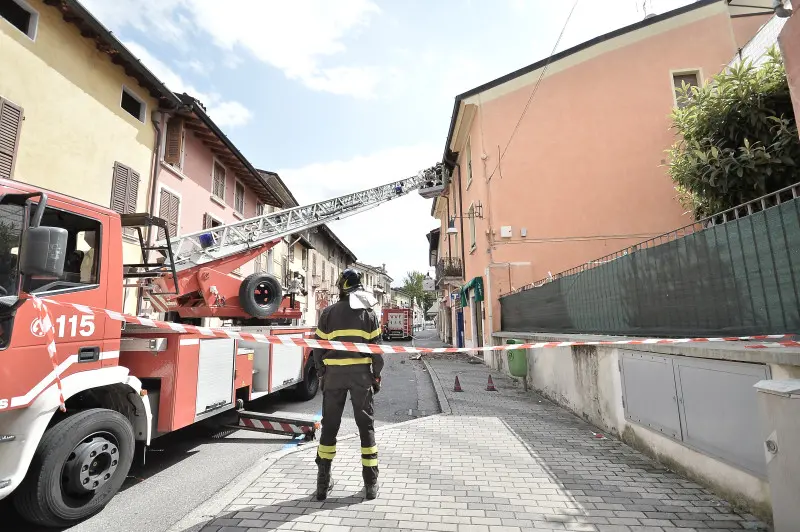 Sant'Eufemia crolla cornicione: l'intervento dei Vigili del fuoco