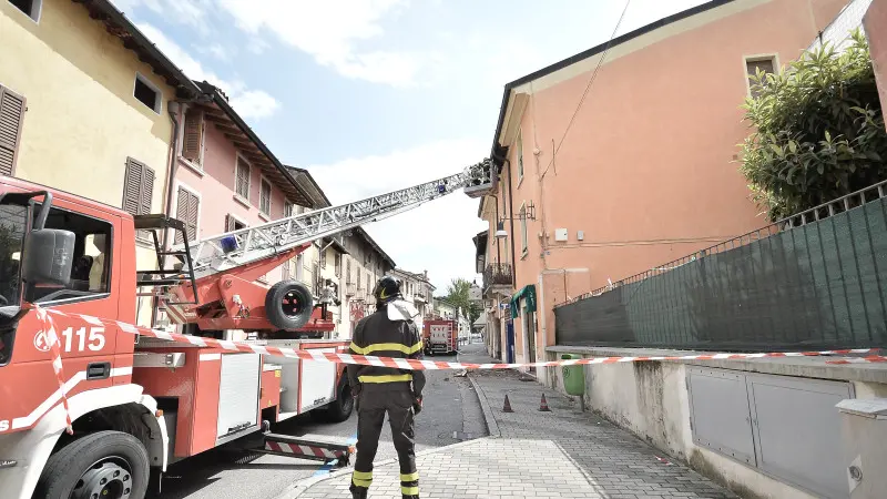 Sant'Eufemia crolla cornicione: l'intervento dei Vigili del fuoco