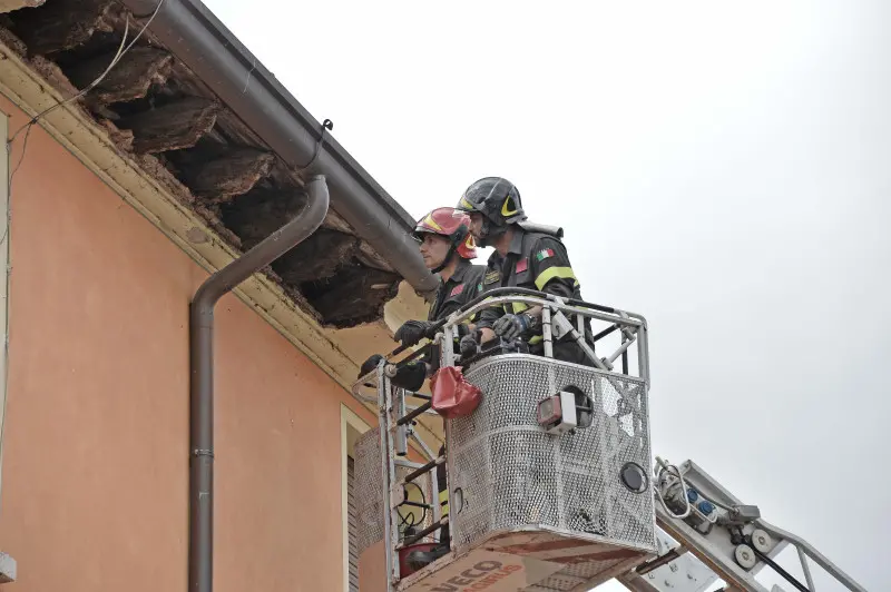 Sant'Eufemia crolla cornicione: l'intervento dei Vigili del fuoco