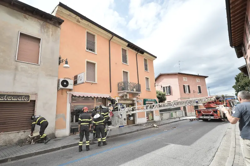 Sant'Eufemia crolla cornicione: l'intervento dei Vigili del fuoco