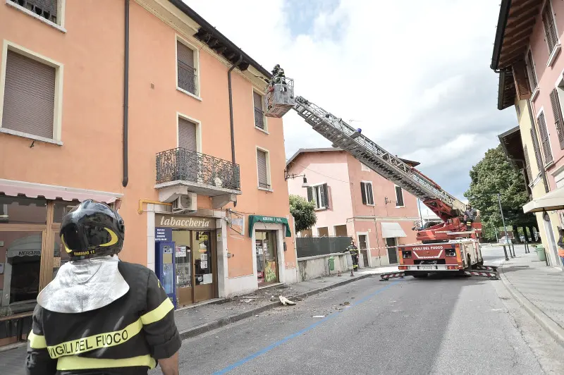 Sant'Eufemia crolla cornicione: l'intervento dei Vigili del fuoco