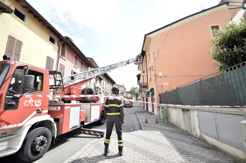 Sant'Eufemia crolla cornicione: l'intervento dei Vigili del fuoco