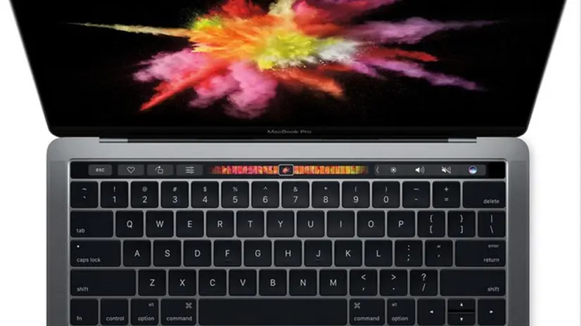 Primo premio. Un MacBook Pro touch bar da 13", con 8 gigabyte di ram