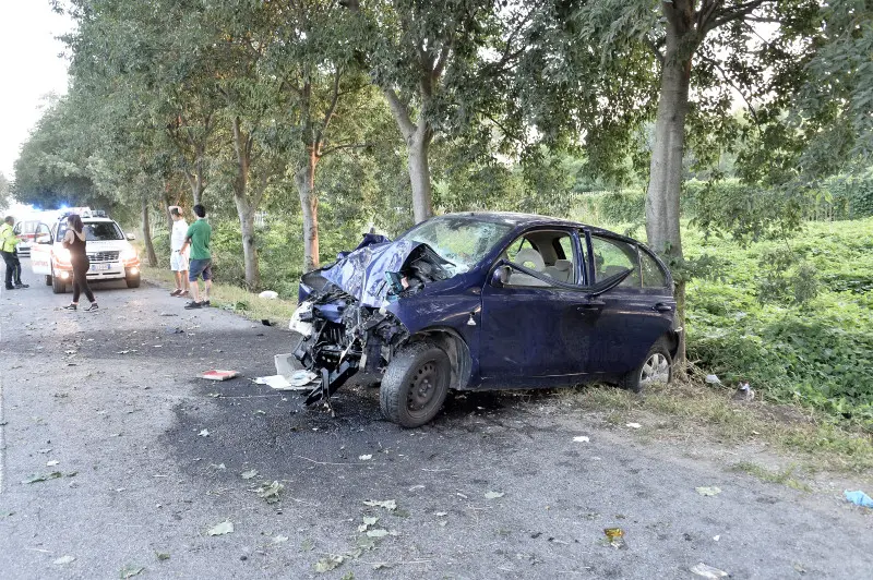 La carcassa dell'auto dopo l'incidente