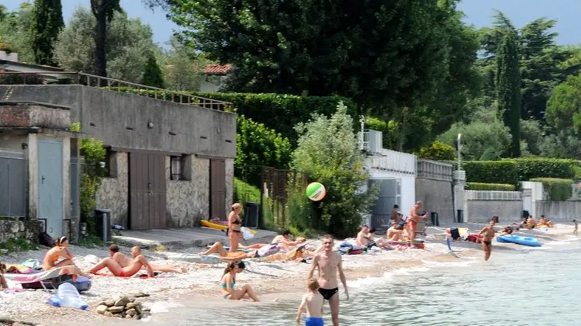 Sotto la rocca. La spiaggia frequentatissima dai bagnanti