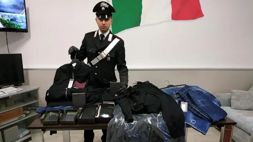 Capi firmati. Parte della merce recuperata dai carabinieri