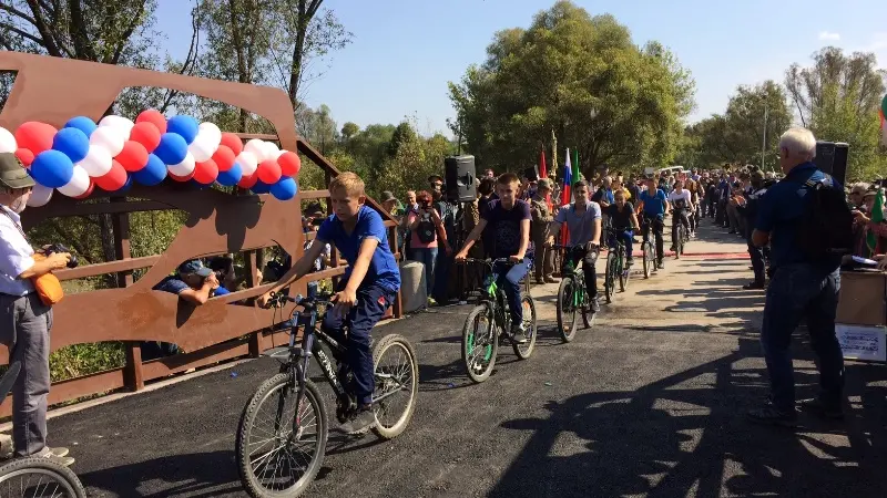 L'inaugurazione del Ponte dell'amicizia