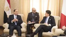 Il presidente egiziano Abdel Fattah  Al- Sisi con il premier italiano Giuseppe Conte durante la conferenza sulla Libia, a Palermo - Foto Ansa/Epa/Palazzo Chigi