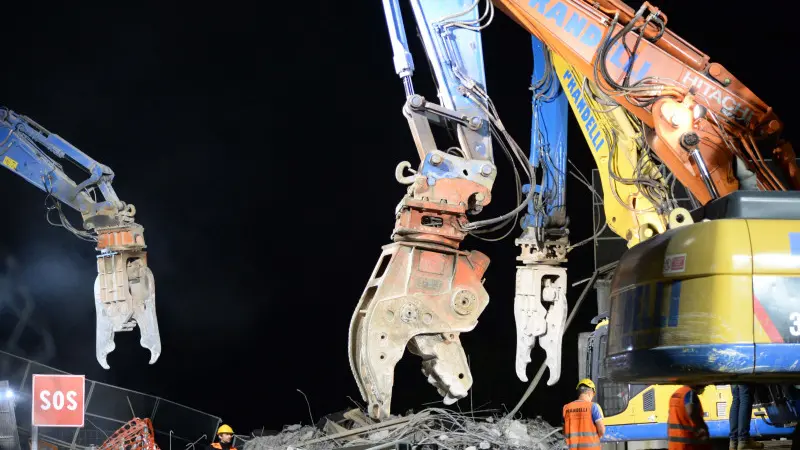 La demolizione del ponte lesionato sull'A21