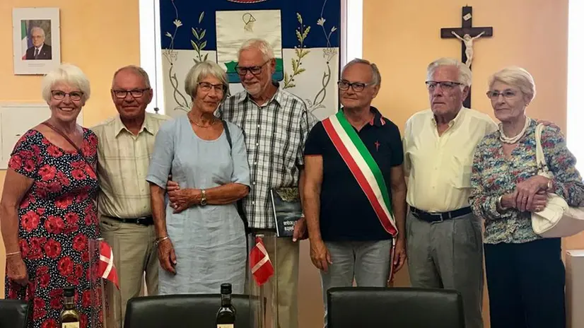 Gli attestati alle due coppie di turisti danesi sono stati consegnati dal sindaco Isidoro Bertini © www.giornaledibrescia.it